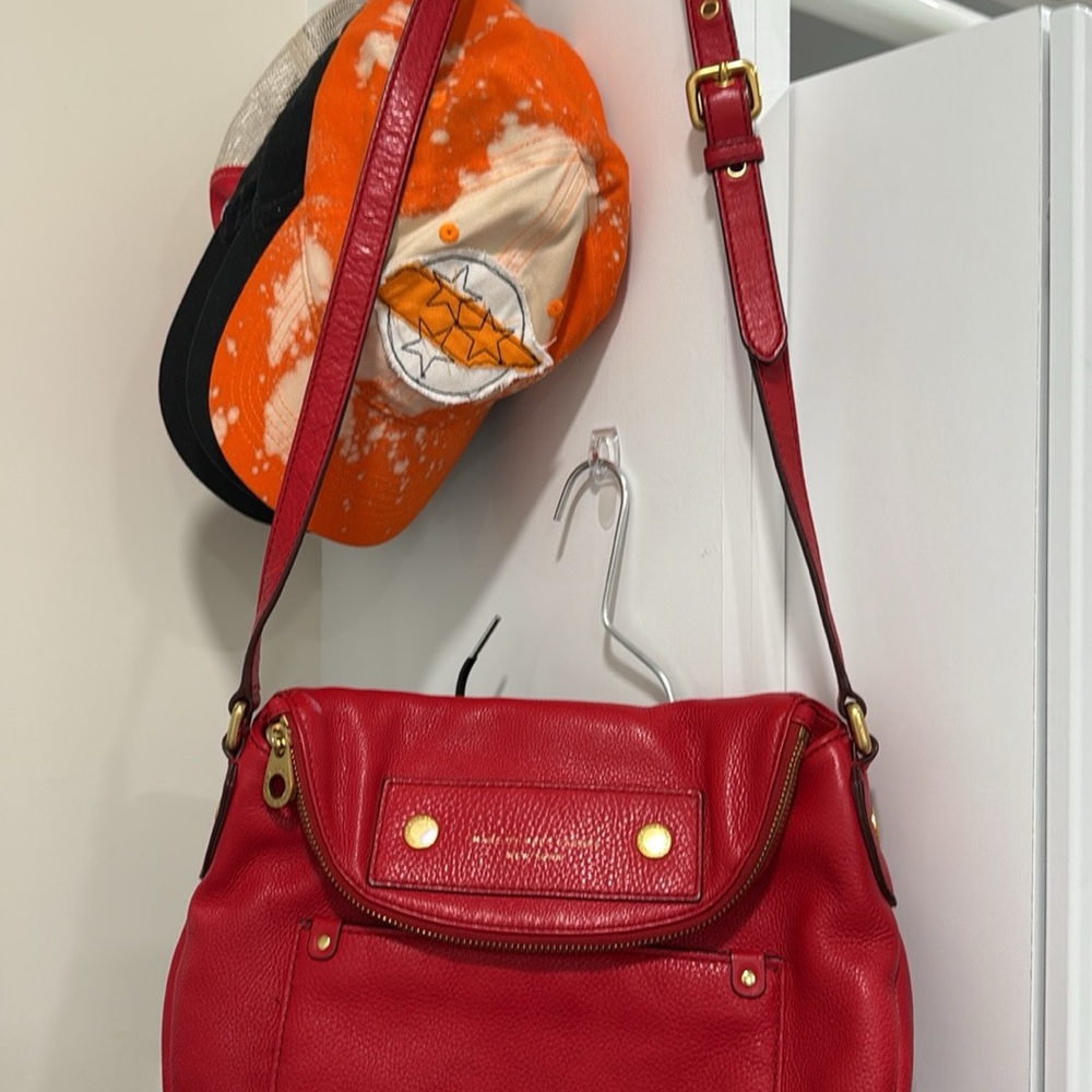 Chic Red Leather Shoulder Bag with Adjustable Strap MARC JACOBS